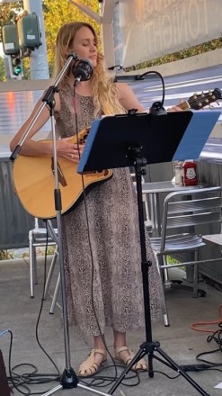 2023-08-26 iamrudy live music Bee Eigen