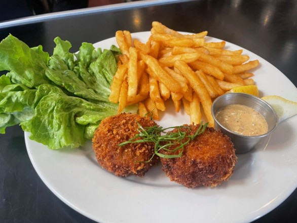 Capt'n Rudy's Crab Cake and Chips